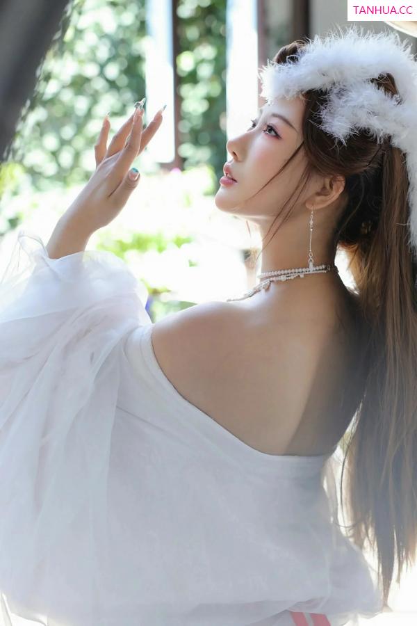   [XiuRen]高清写真图 2025.10.09 No.10843 金允希Yuki 低胸长裙第19张图片